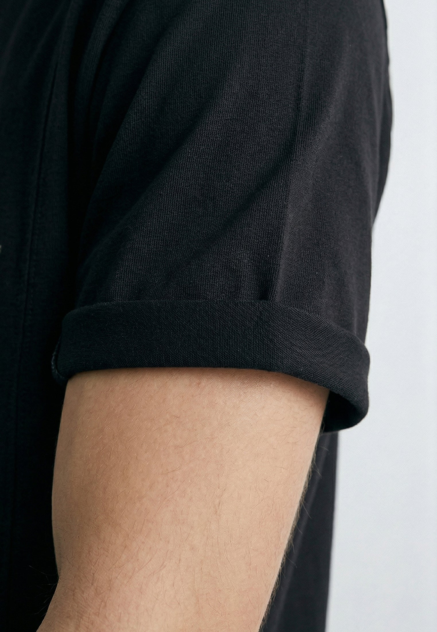ESSENTIAL ROLLED CUFF T-SHIRT BLACK
