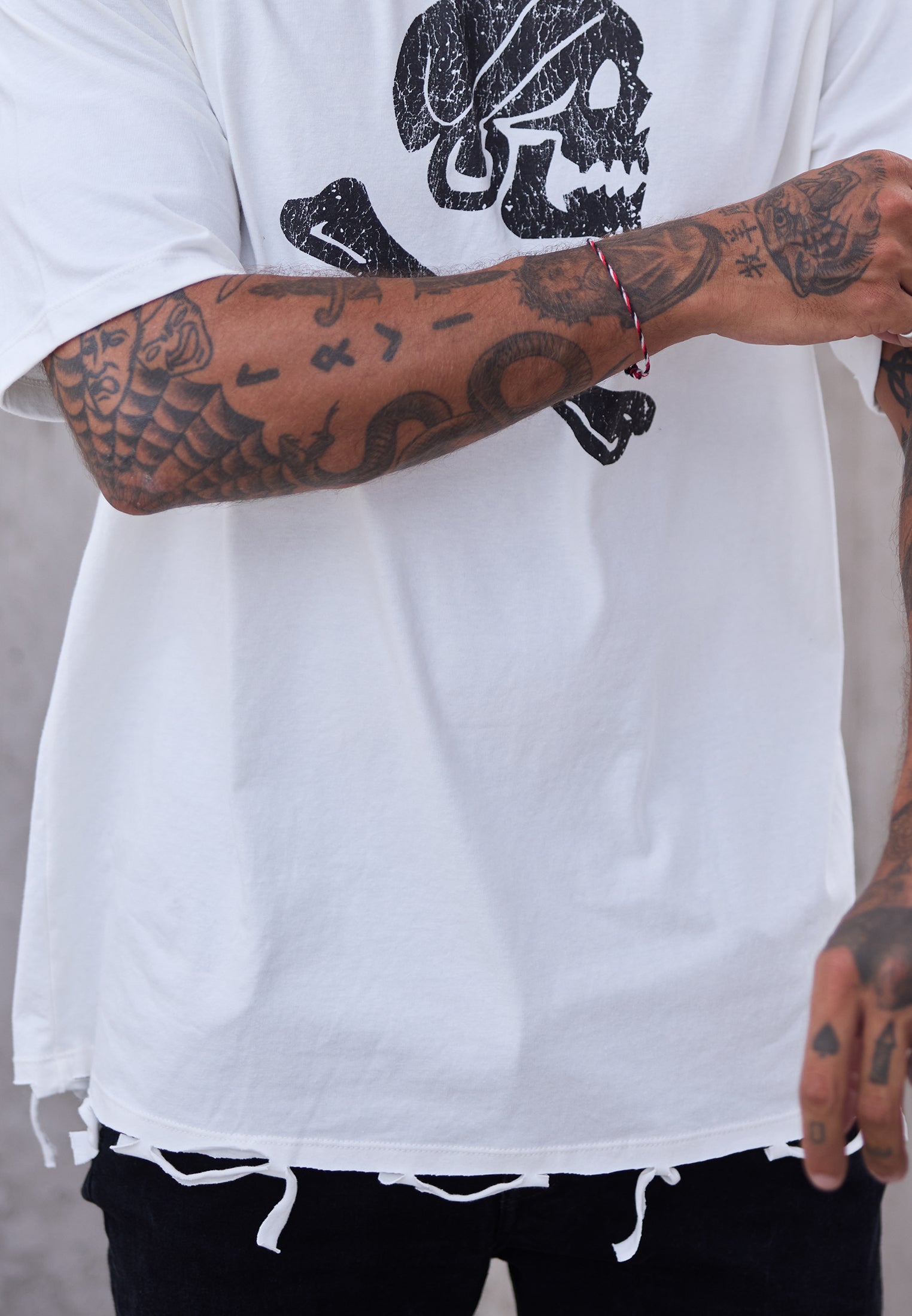 SKULL & CROSSBONES DISTRESSED T-SHIRT OFF WHITE