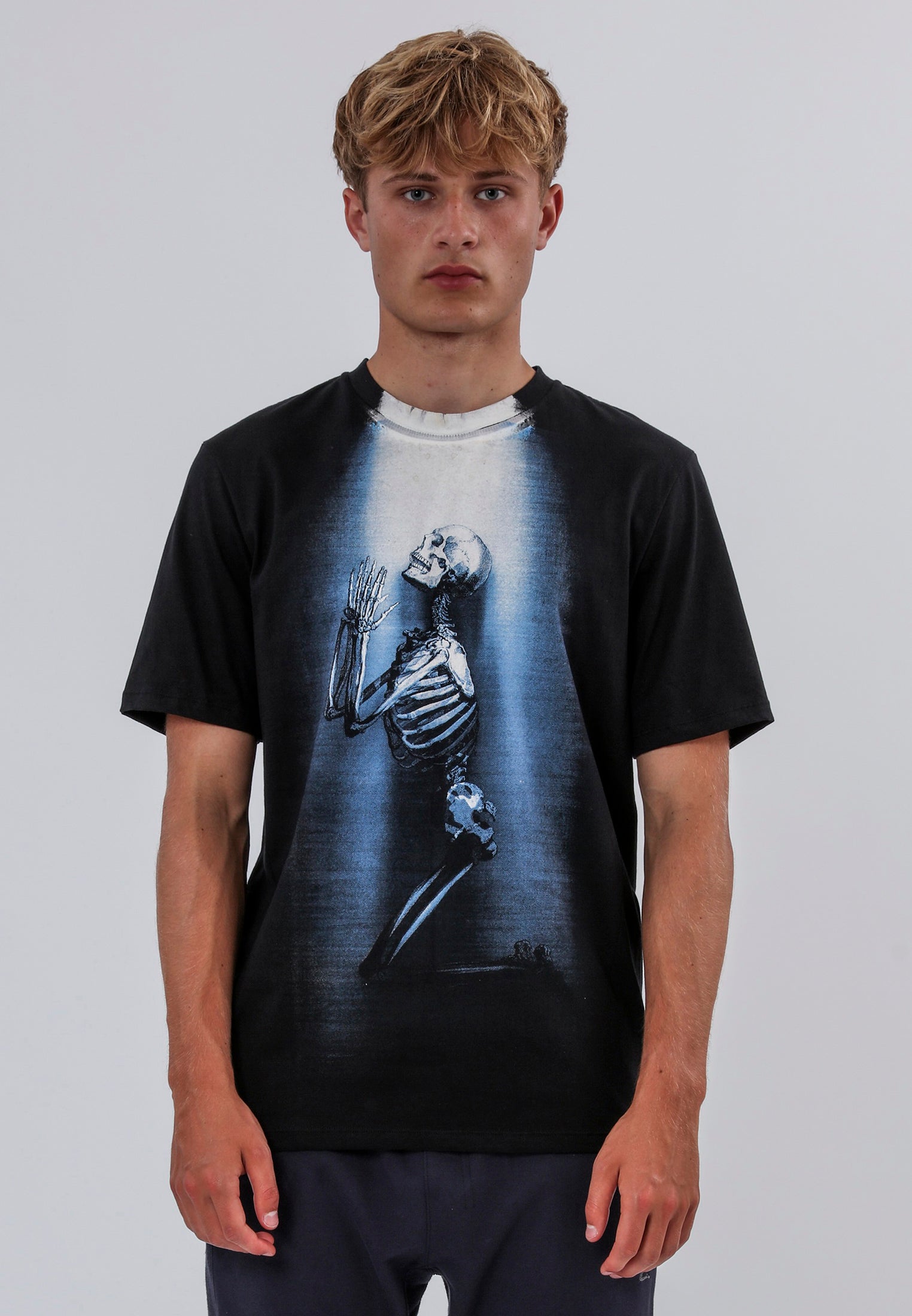 LIGHT OF PRAYER T-SHIRT BLACK