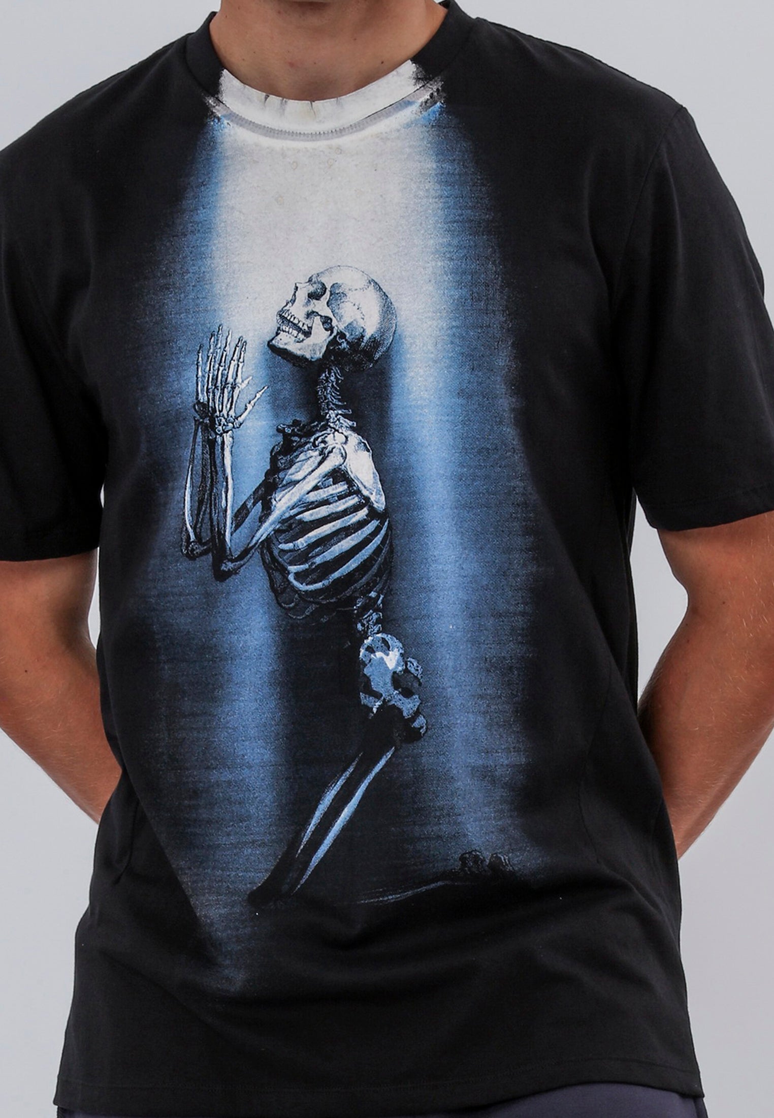 LIGHT OF PRAYER T-SHIRT BLACK