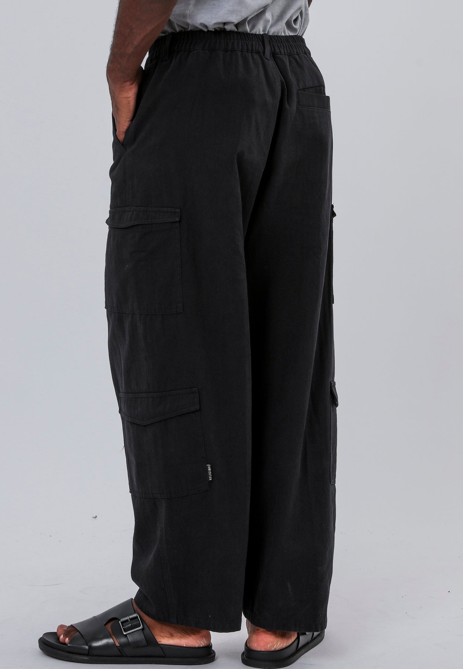 MULTI POCKET CARGO BLACK