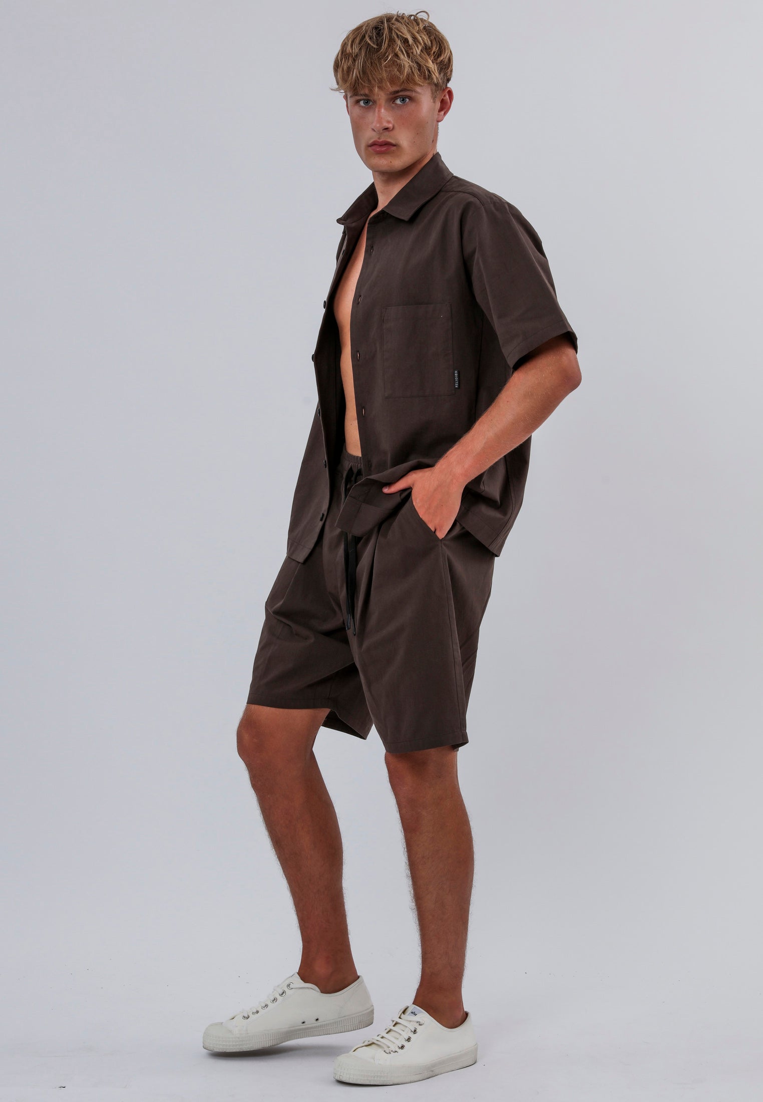 SAINT-TROPEZ PLEATED HOLIDAY SHORTS CHOCOLATE