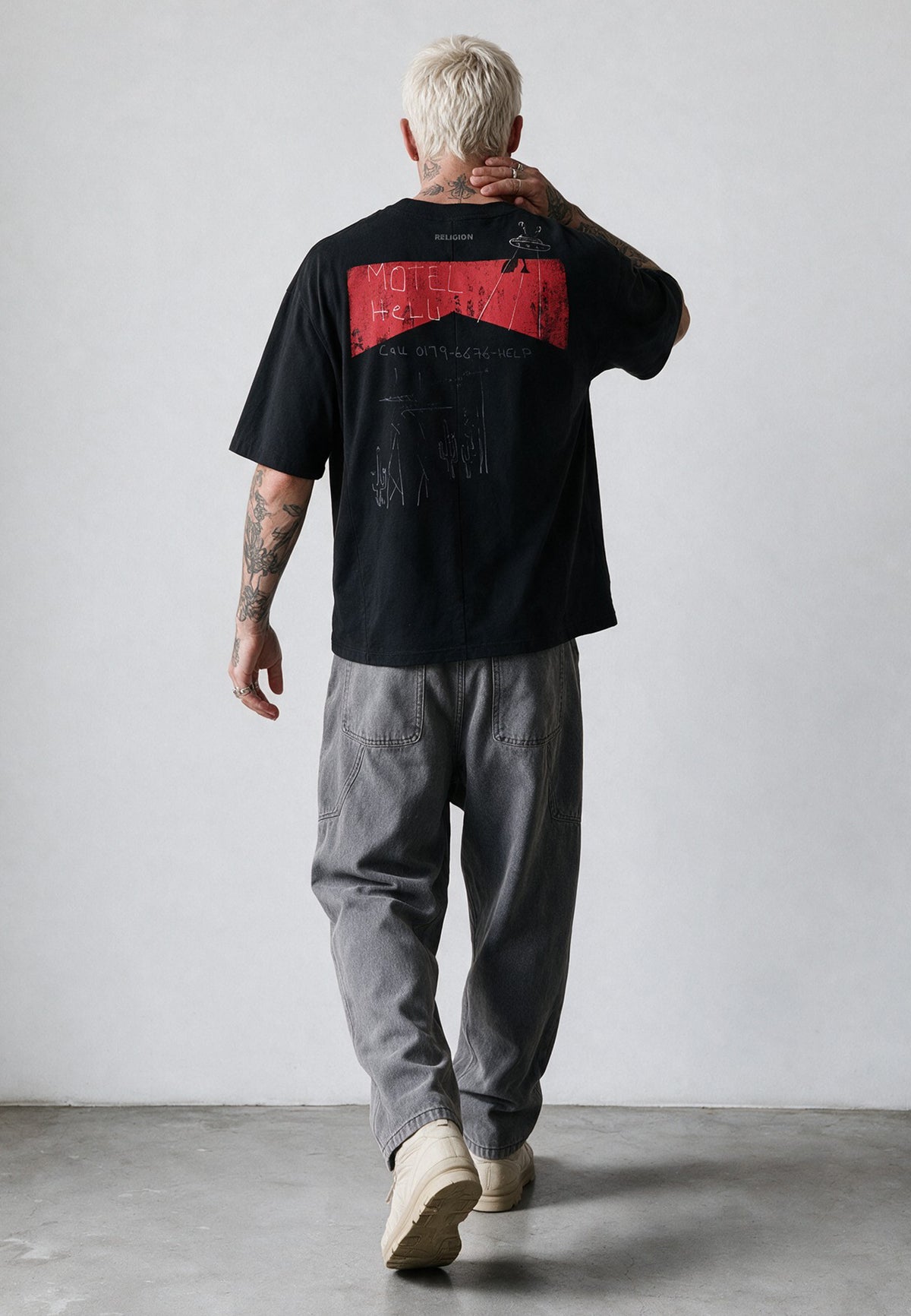 RED TAB BOXY T-SHIRT BLACK
