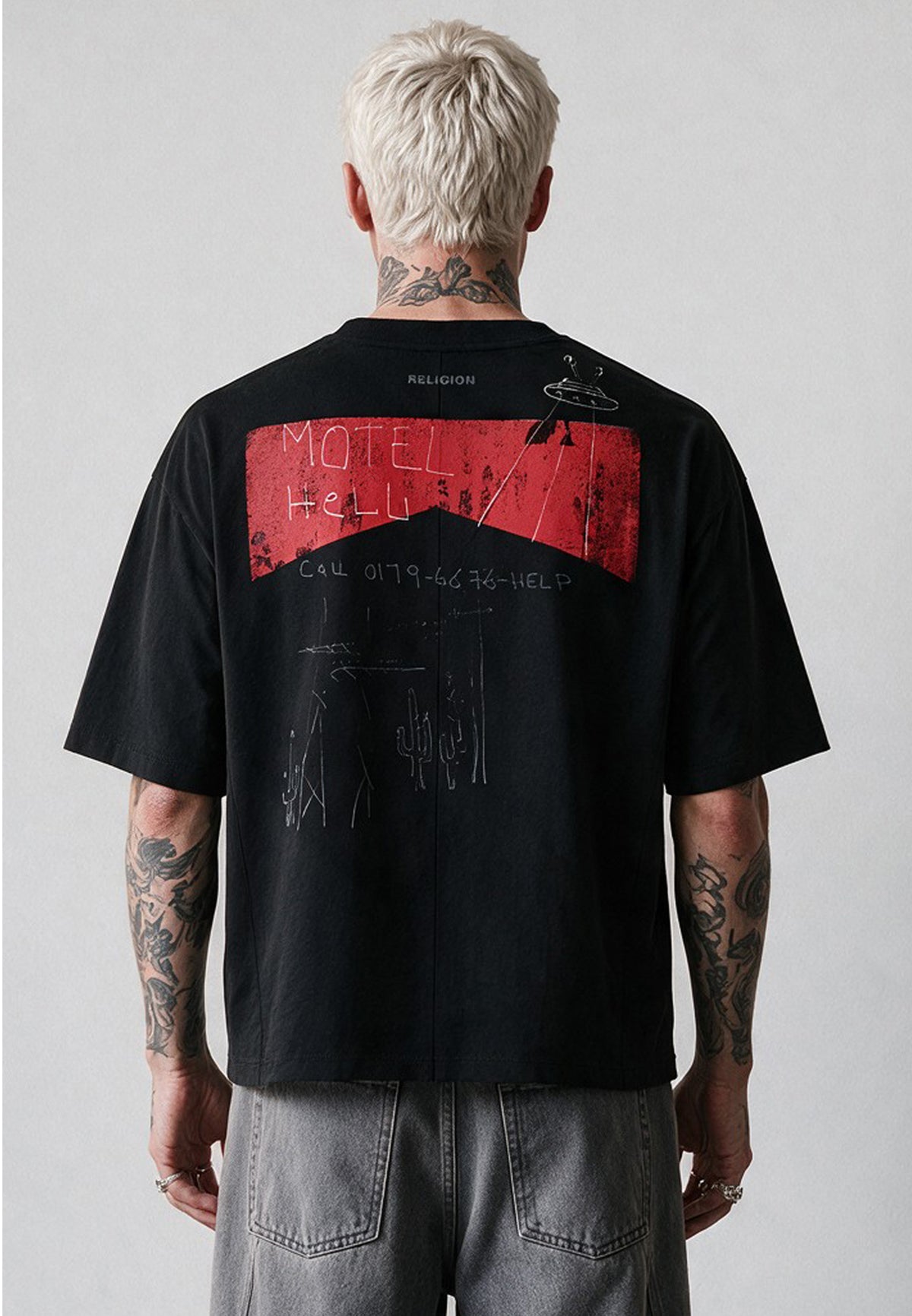 RED TAB BOXY T-SHIRT BLACK