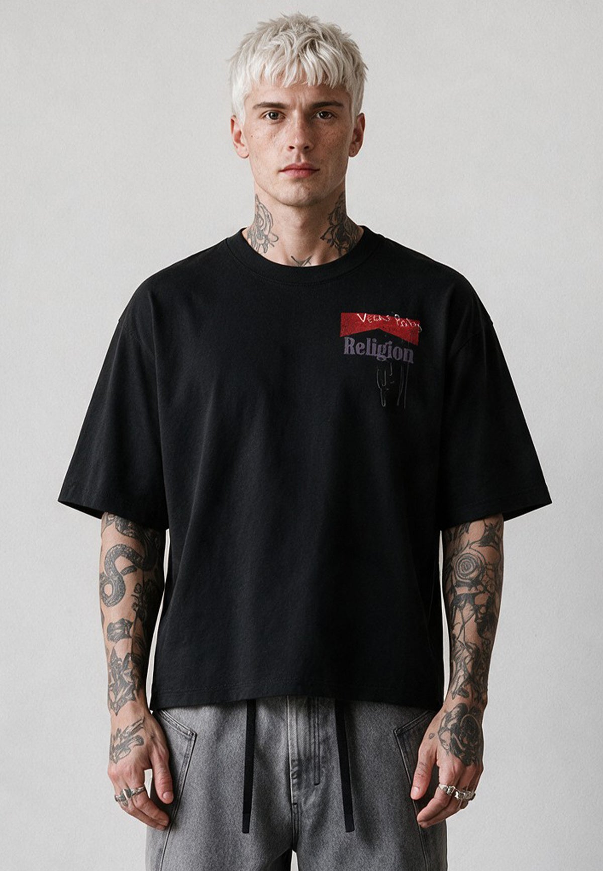 RED TAB BOXY T-SHIRT BLACK