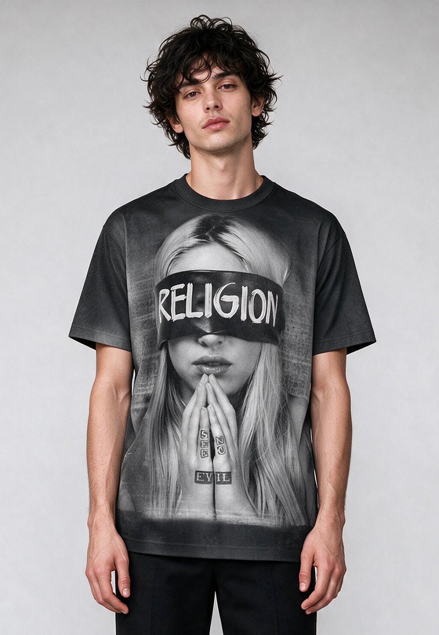 BLIND FOLD CURVED HEM T-SHIRT BLACK