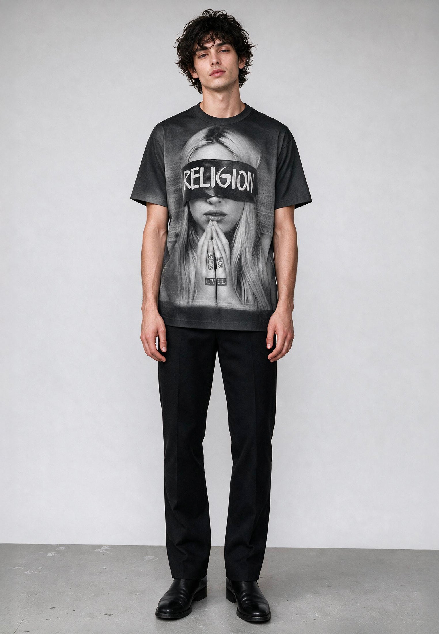 BLIND FOLD CURVED HEM T-SHIRT BLACK