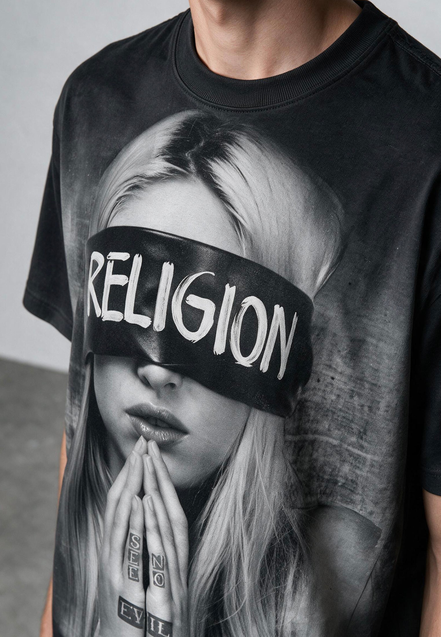 BLIND FOLD CURVED HEM T-SHIRT BLACK