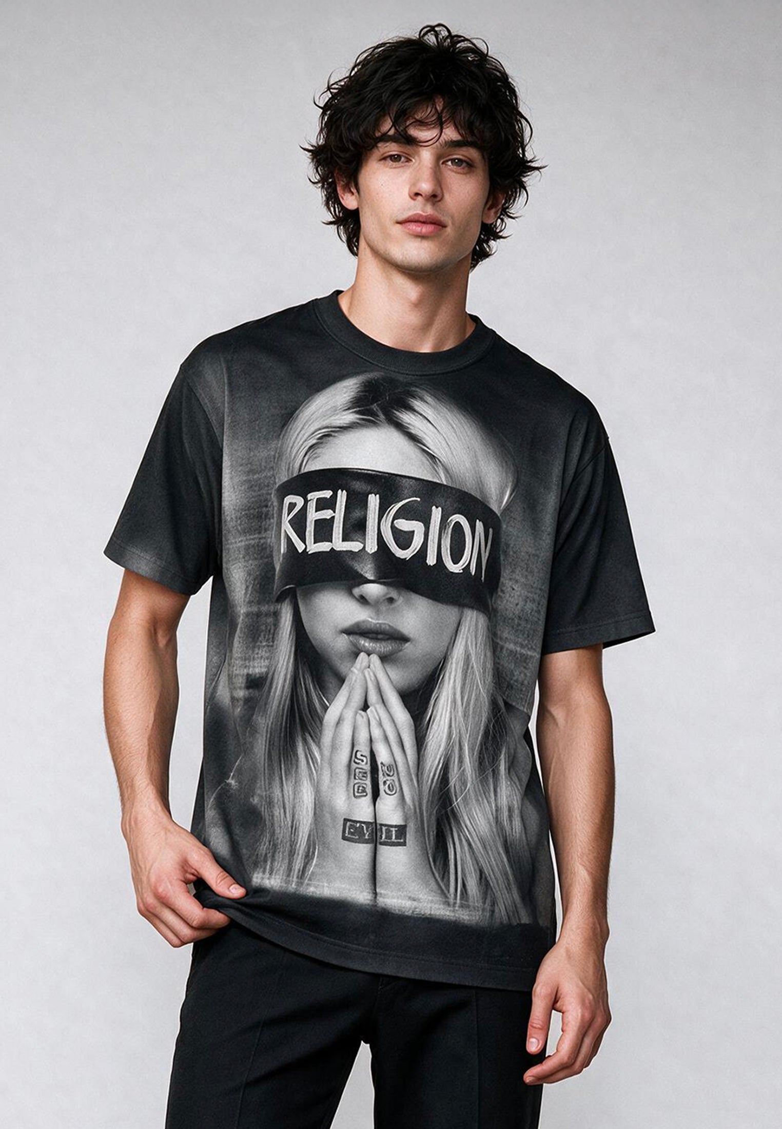 BLIND FOLD CURVED HEM T-SHIRT BLACK