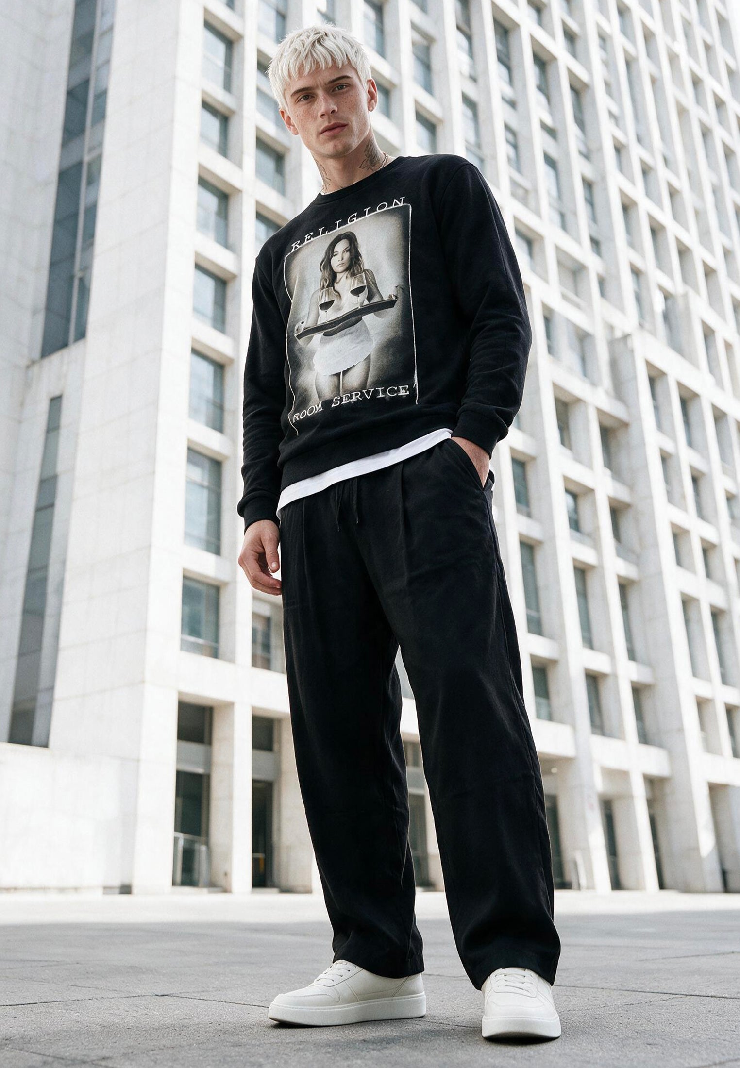 ROOM SERVICE SWEAT BLACK