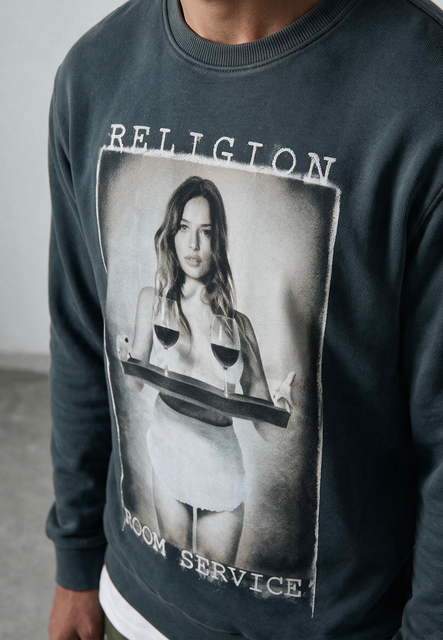 ROOM SERVICE SWEAT DARK METAL