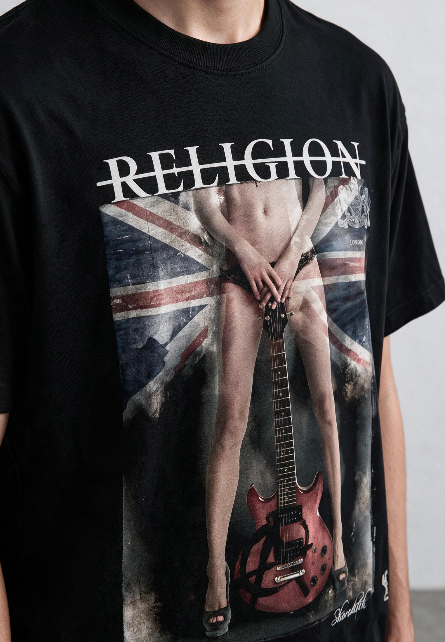 GIRL FLAG GUITAR T-SHIRT JET BLACK