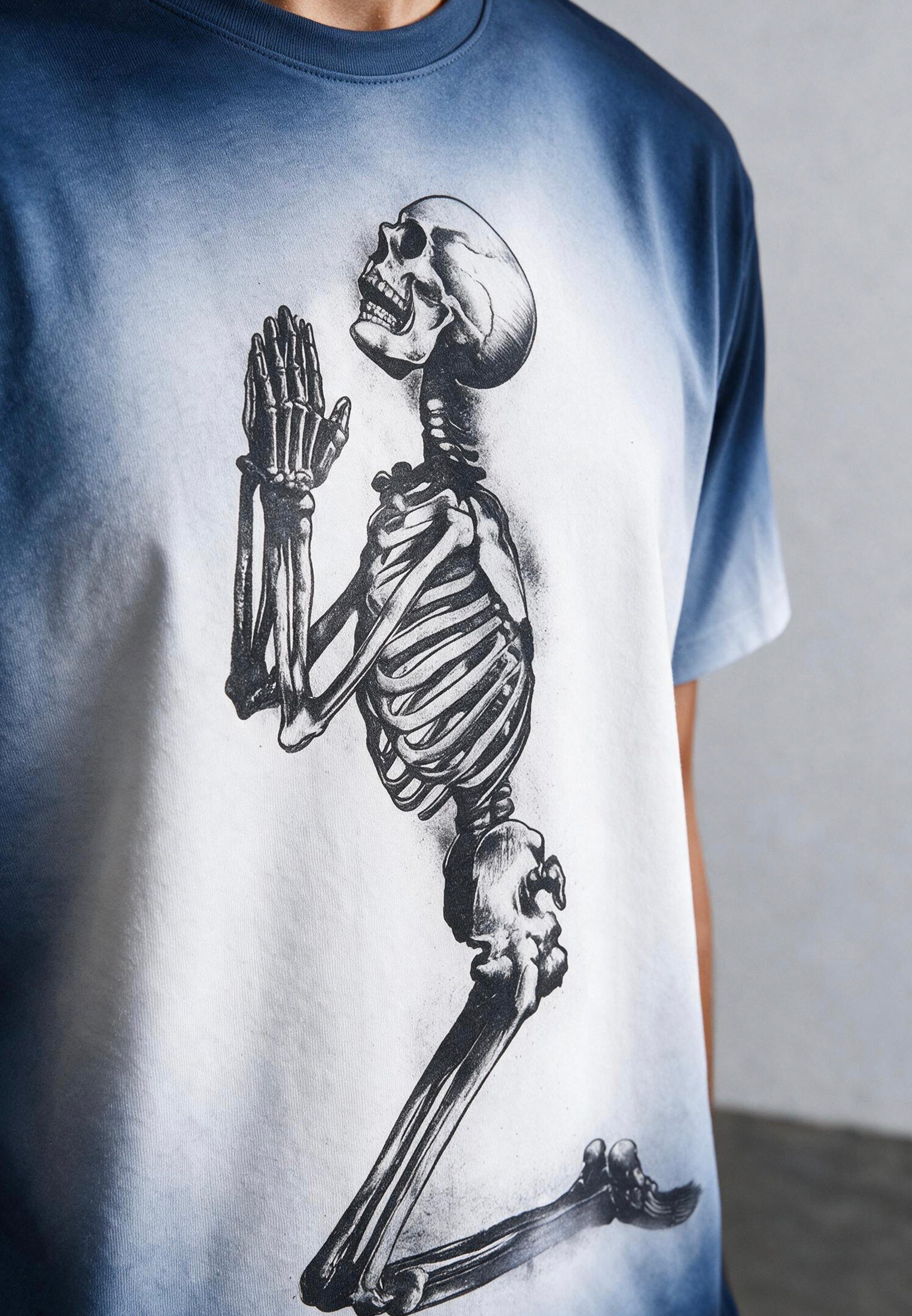 PRAYING SKELETON T-SHIRT BLUE