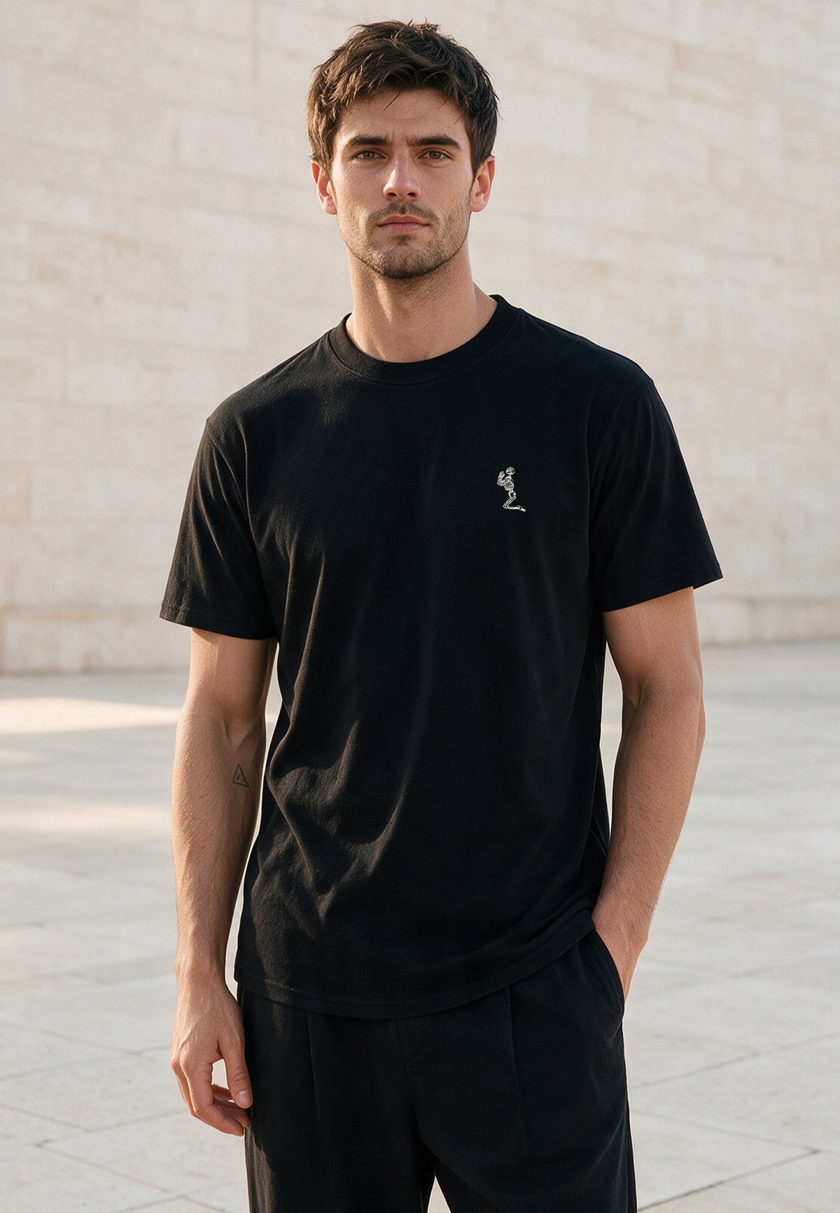 ESSENTIAL SWAG CURVED HEM BLACK T-SHIRT