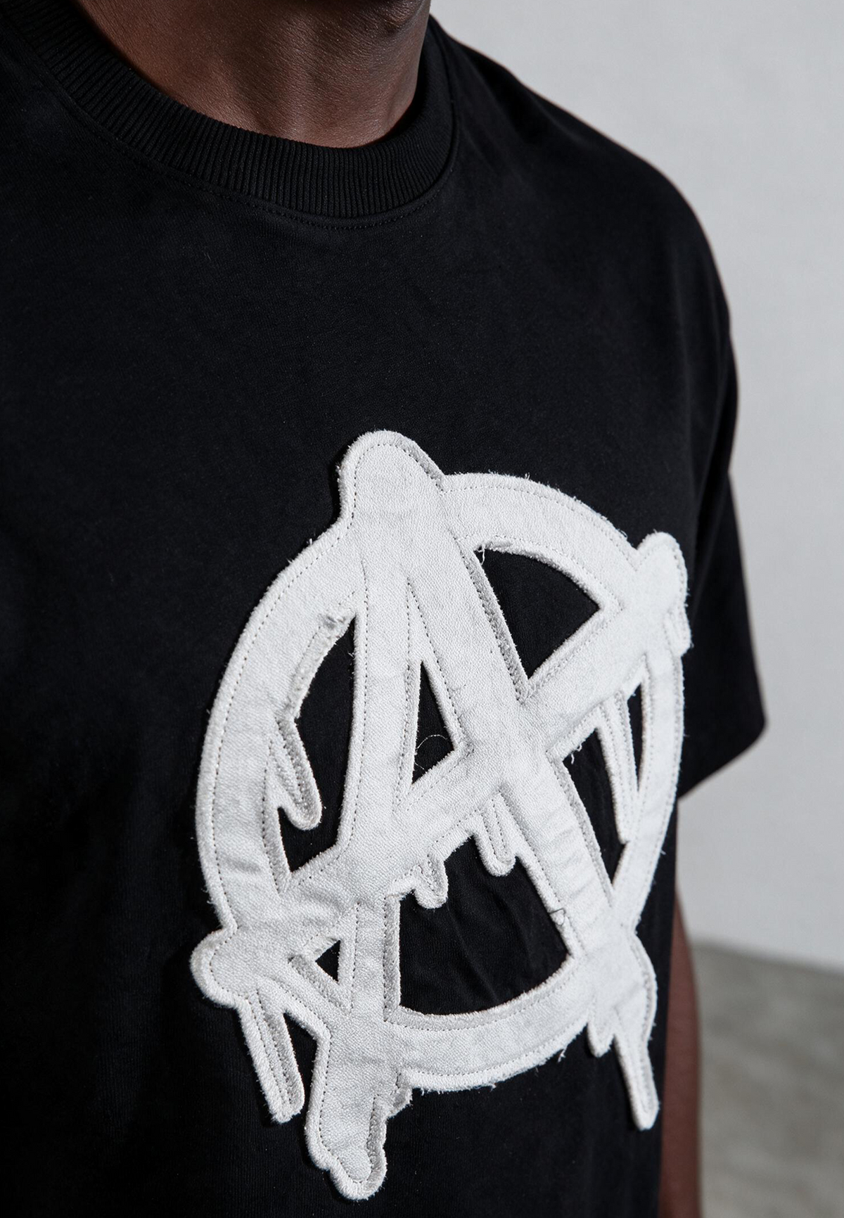ANARCHY APPLIQUE T-SHIRT BLACK & OFF WHITE