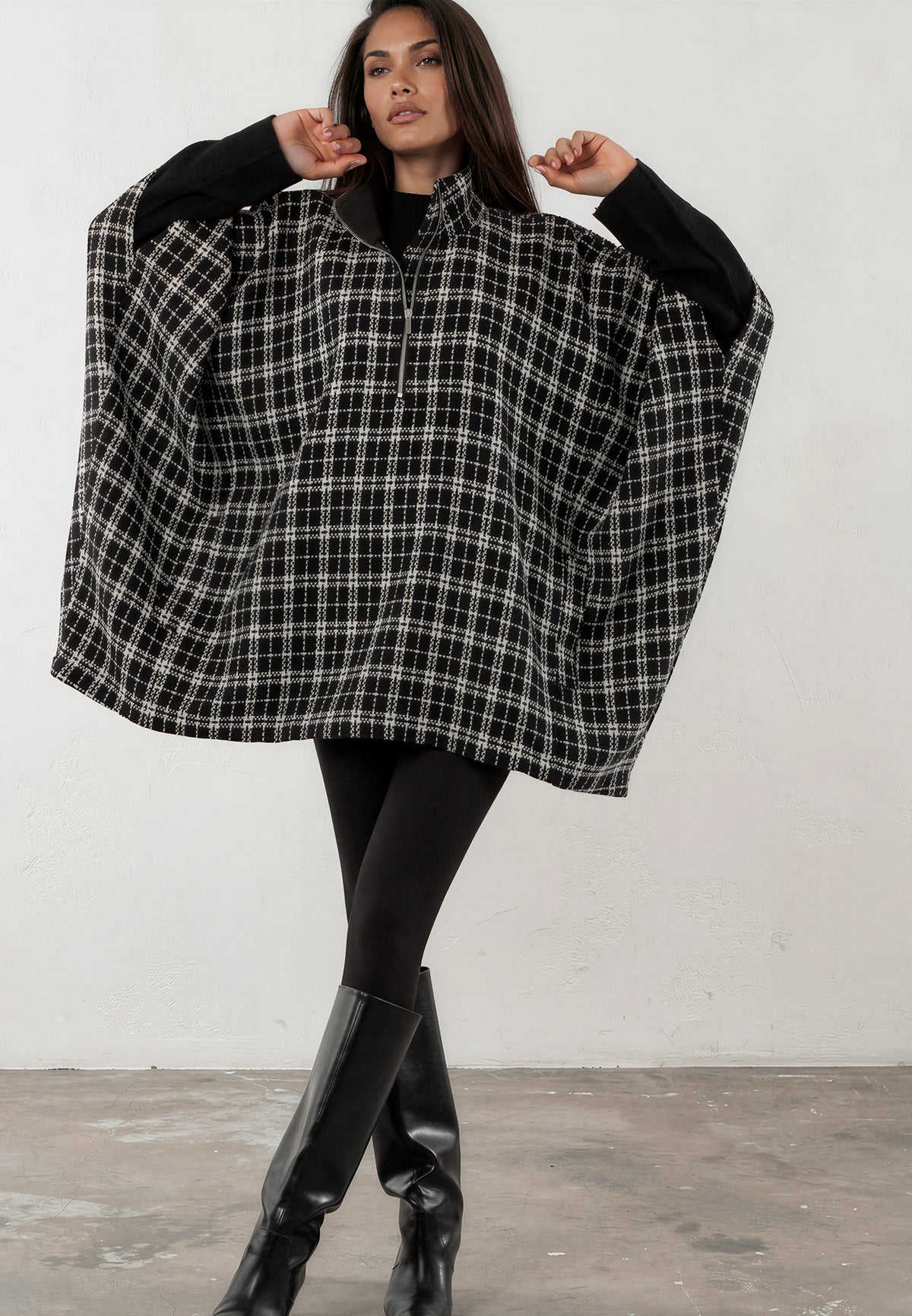 COSMOS PONCHO BLACK & WHITE