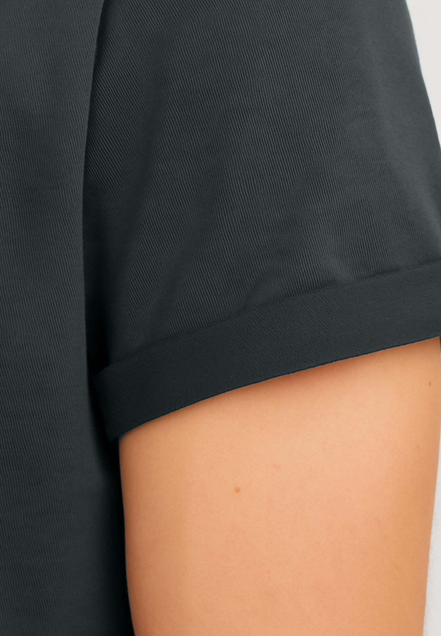 ESSENTIAL ROLLED CUFF T-SHIRT COAL