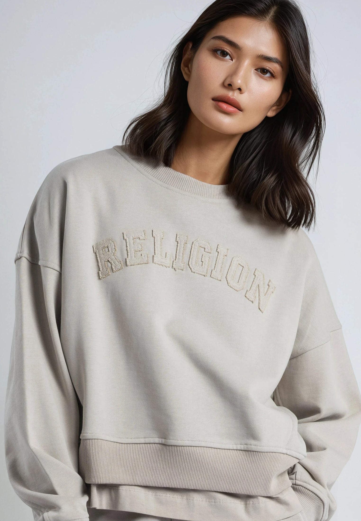 APPLIQUE BATWING SWEAT STONE