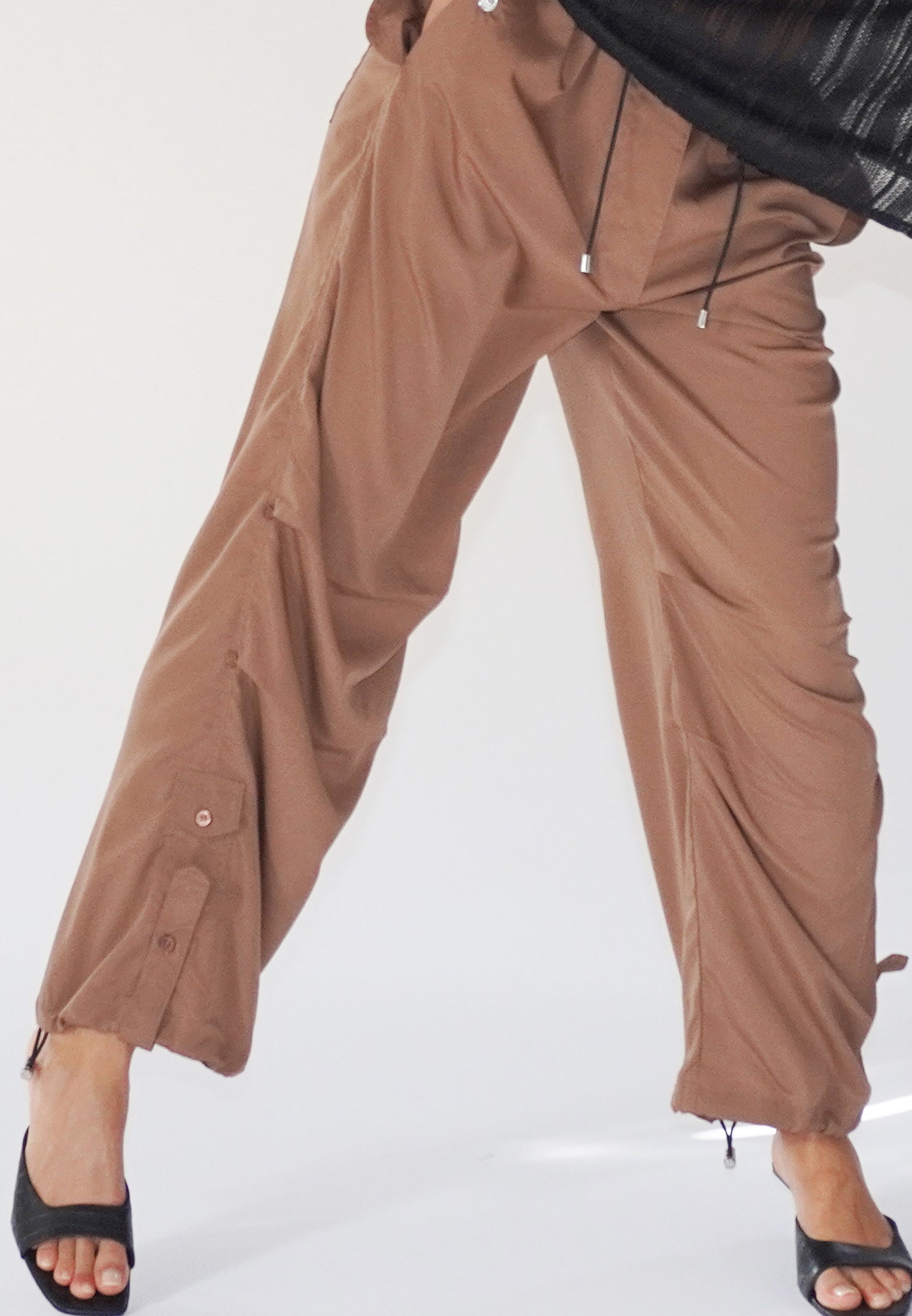 TRACE BROWN PARACHUTE TROUSERS