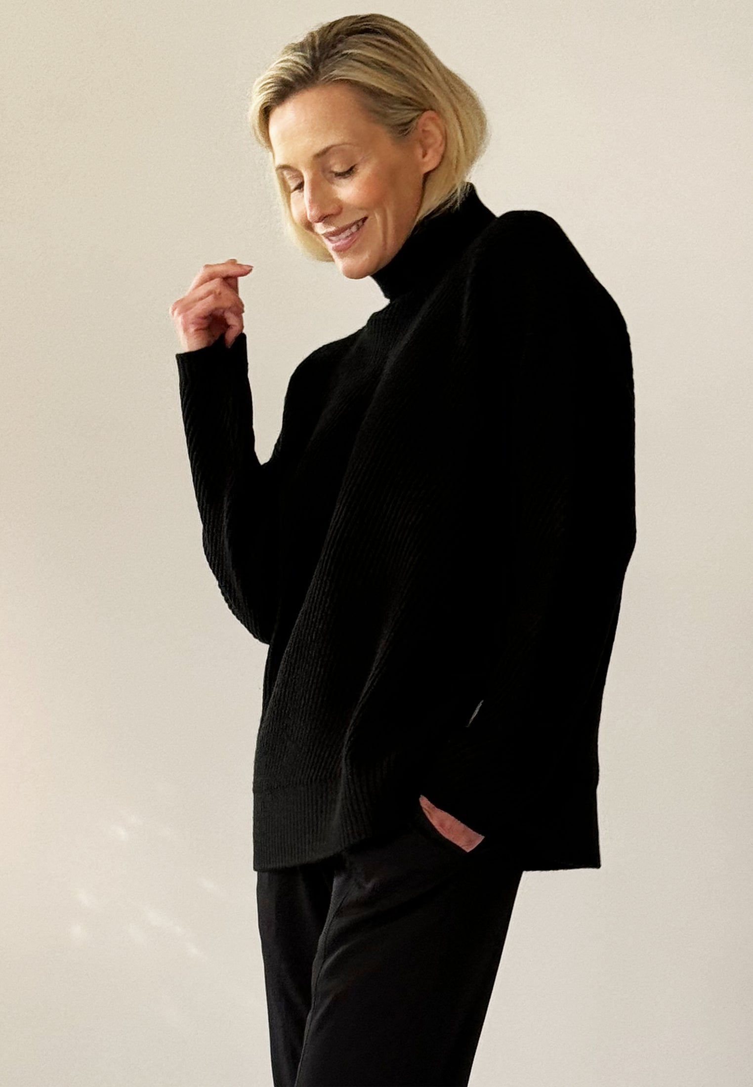 WILD TURTLENECK JUMPER BLACK