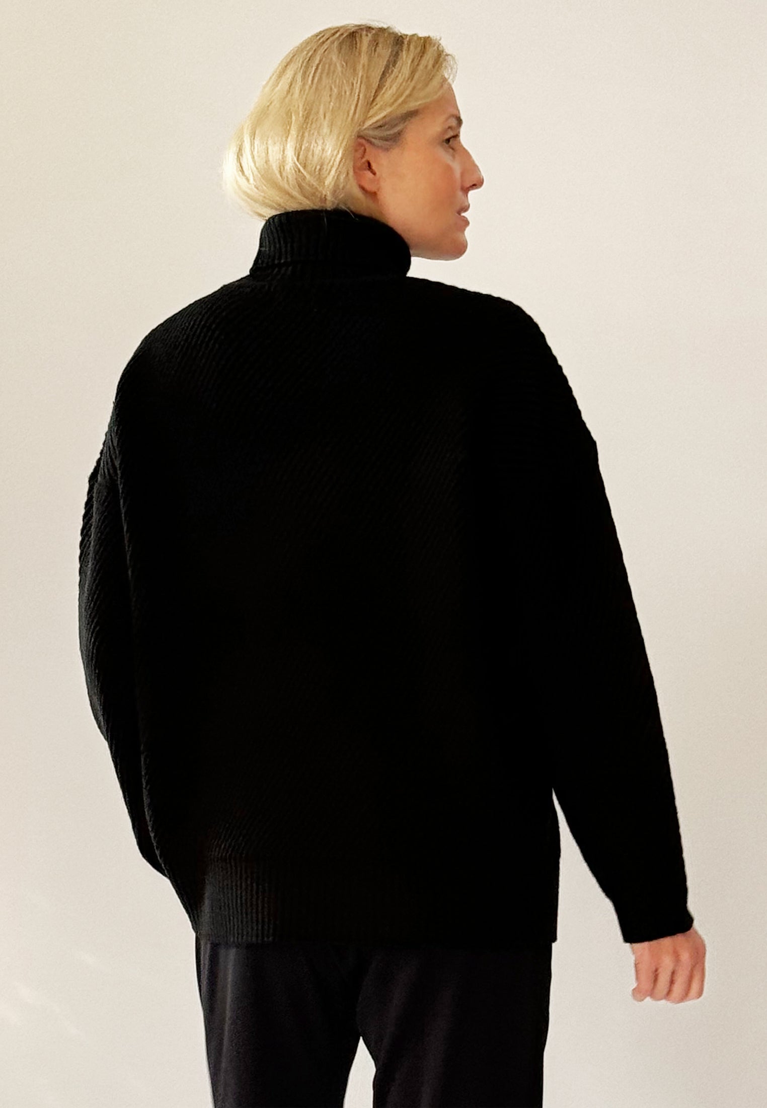 WILD TURTLENECK JUMPER BLACK