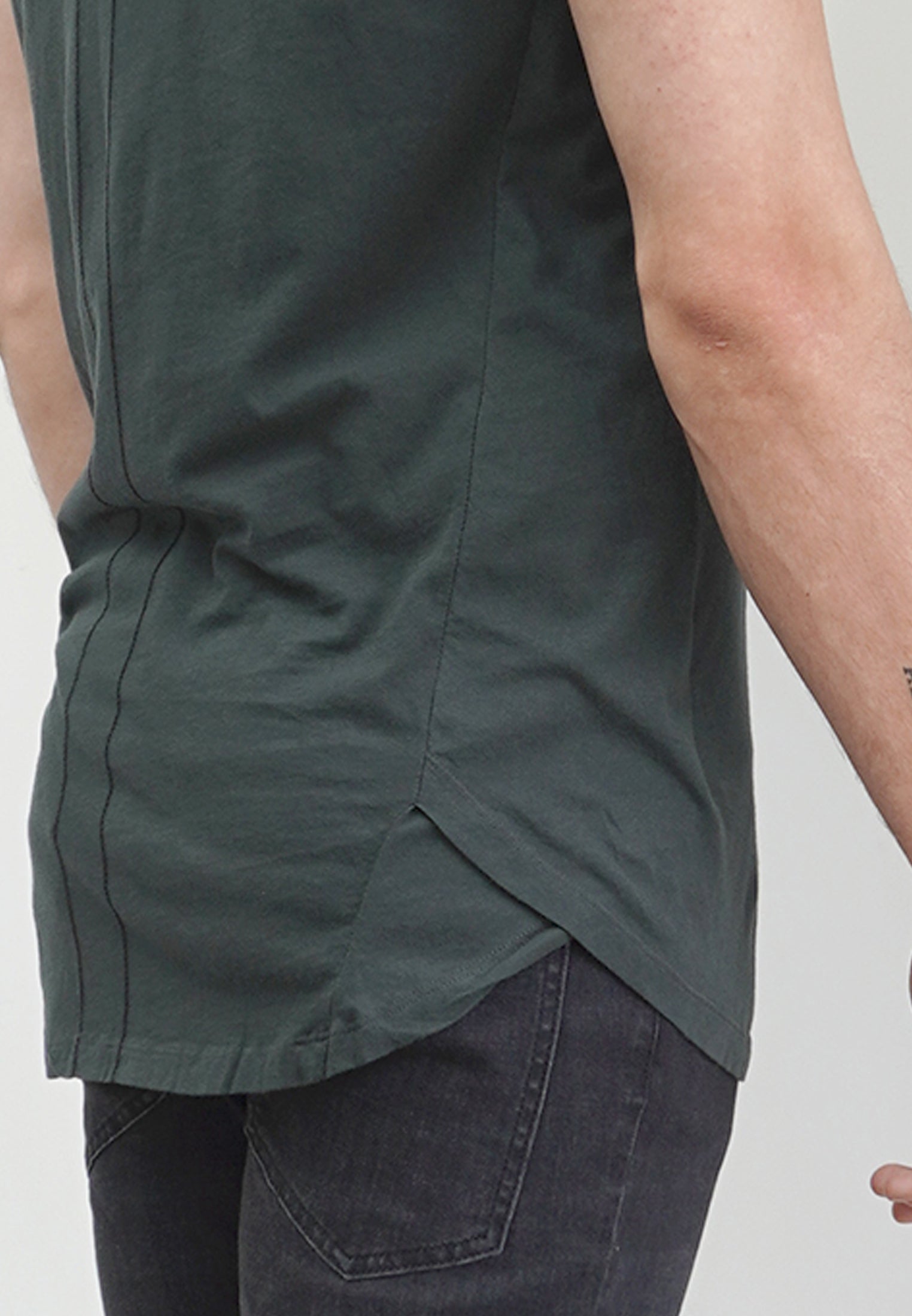 ESSENTIAL SWAG CURVED HEM DARK METAL T-SHIRT