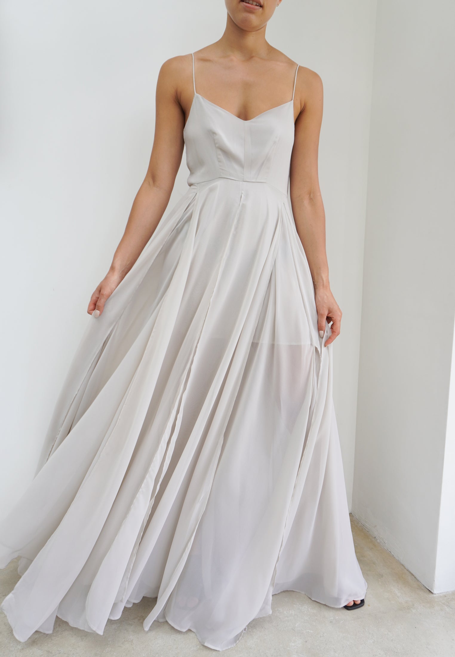 OLSEN MAXI DRESS FEATHER GREY OLSEN MAXI DRESS FEATHER GREY