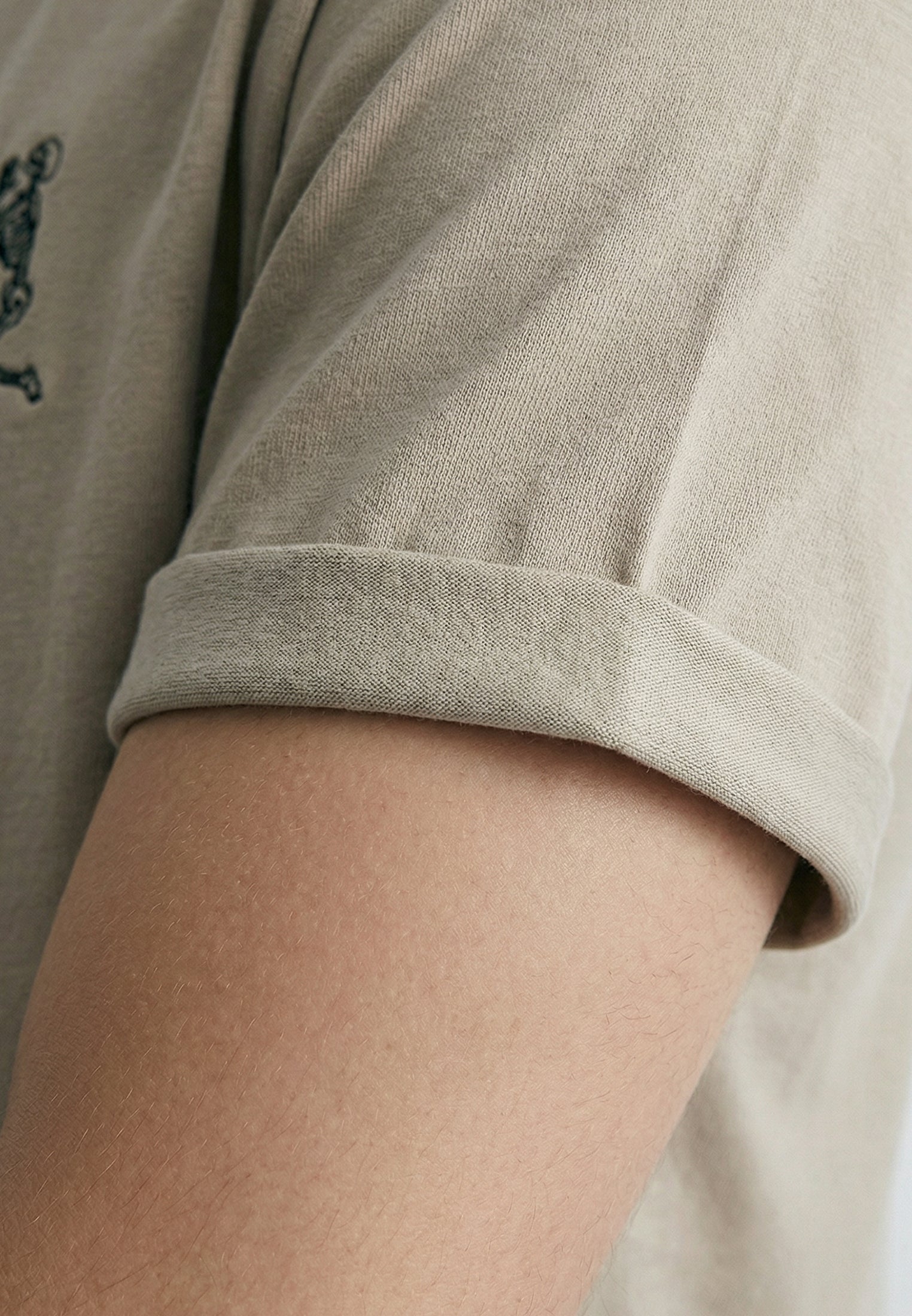 ESSENTIAL ROLLED CUFF T-SHIRT FAWN