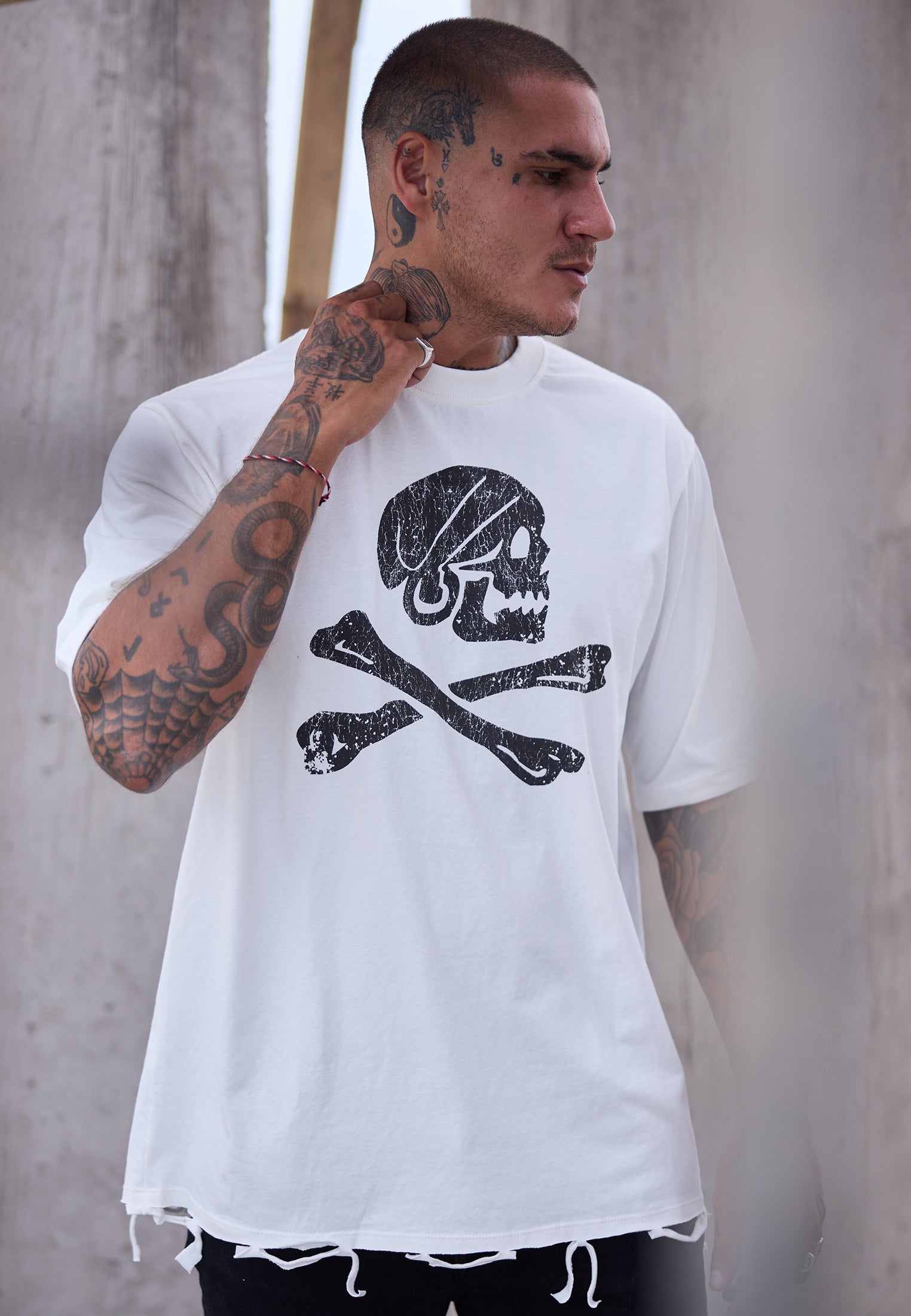 SKULL & CROSSBONES DISTRESSED T-SHIRT OFF WHITE