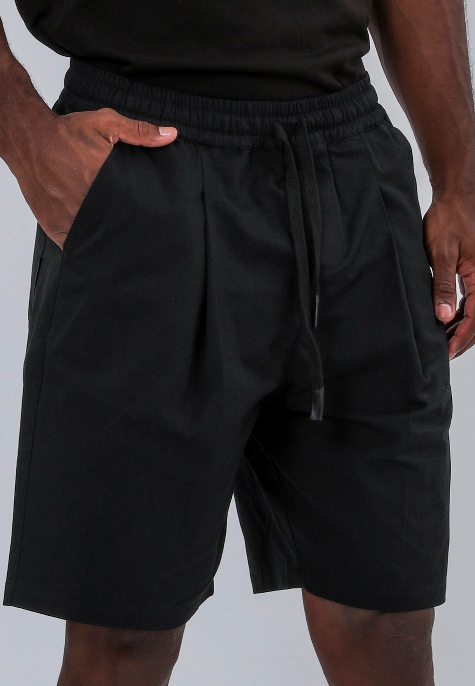 PLEATED SHORTS JET BLACK