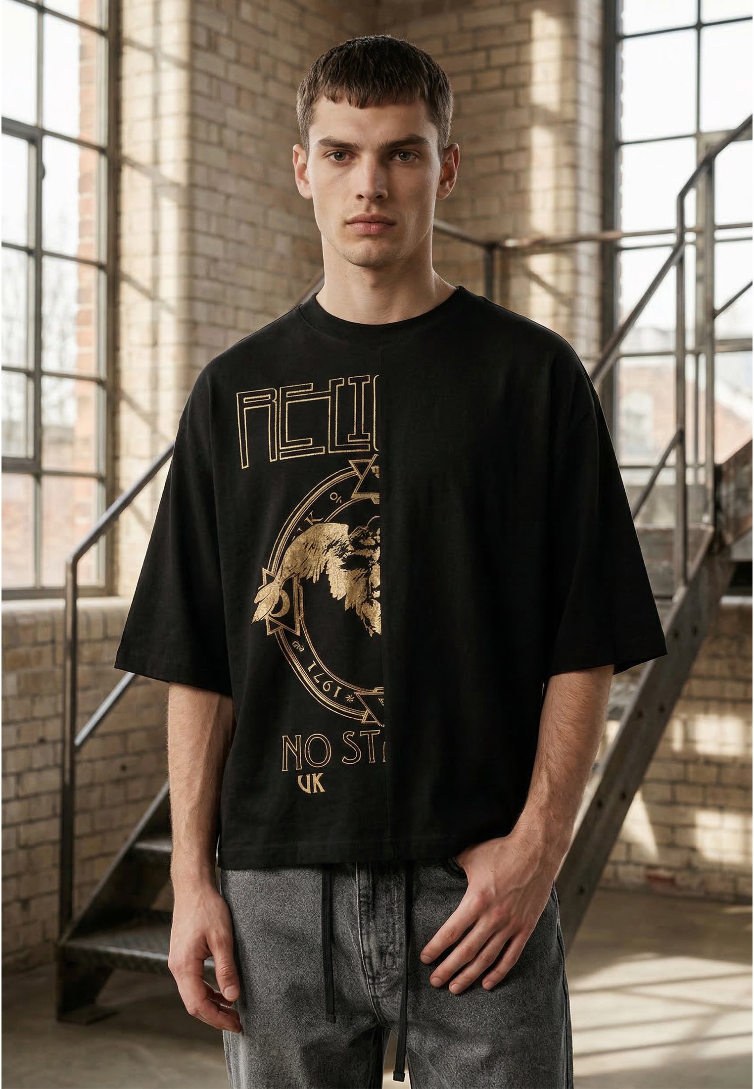 SPLIT STAIRCASE T-SHIRT BLACK