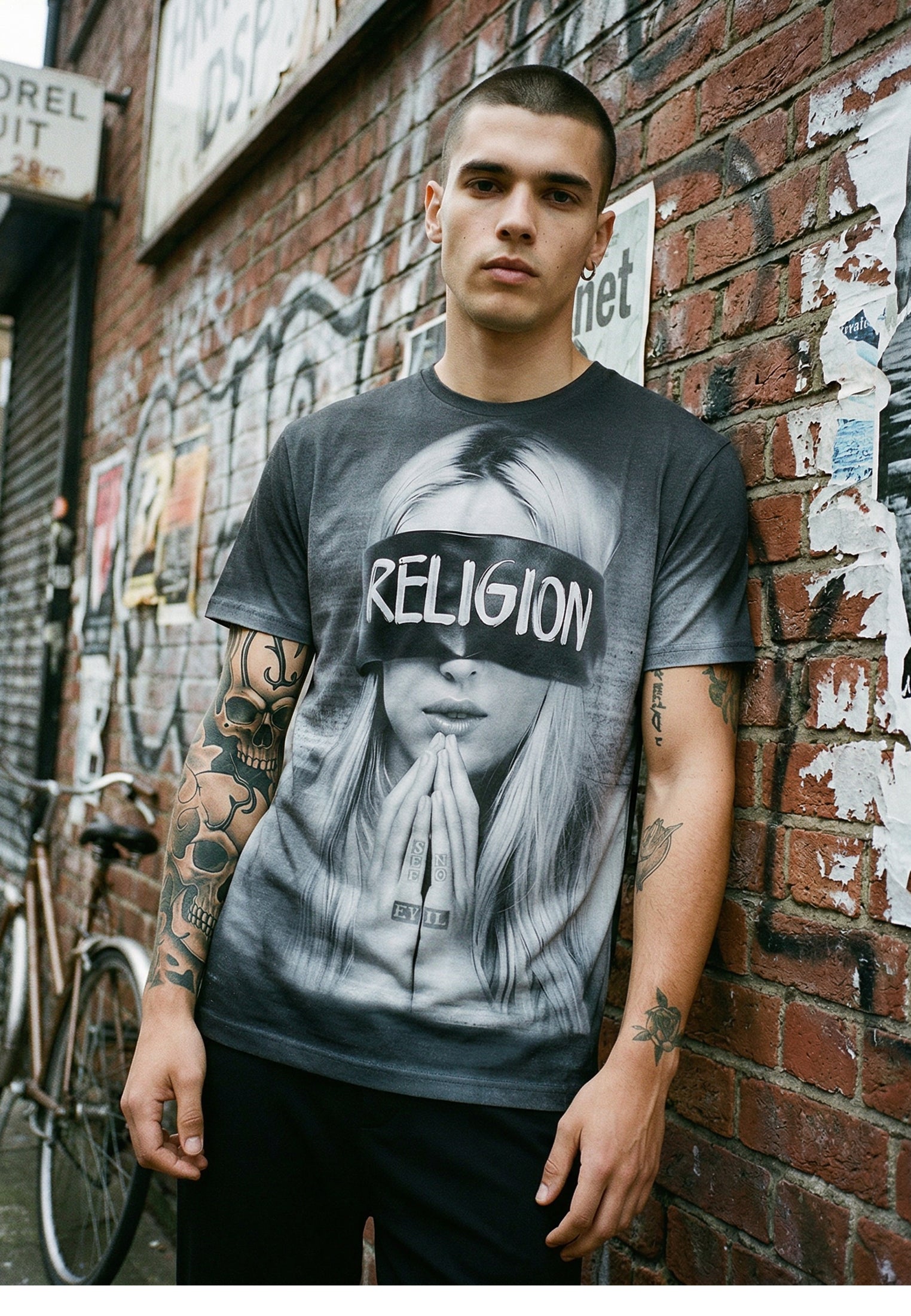 BLIND FOLD CURVED HEM T-SHIRT BLACK