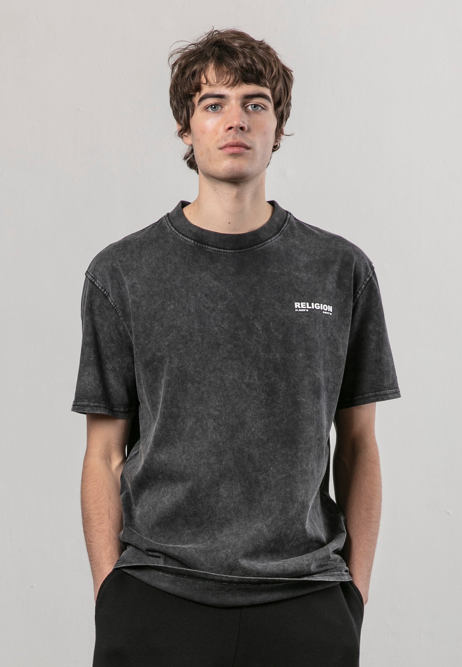 EMBROIDERED WASH T-SHIRT BLACK ACID WASH