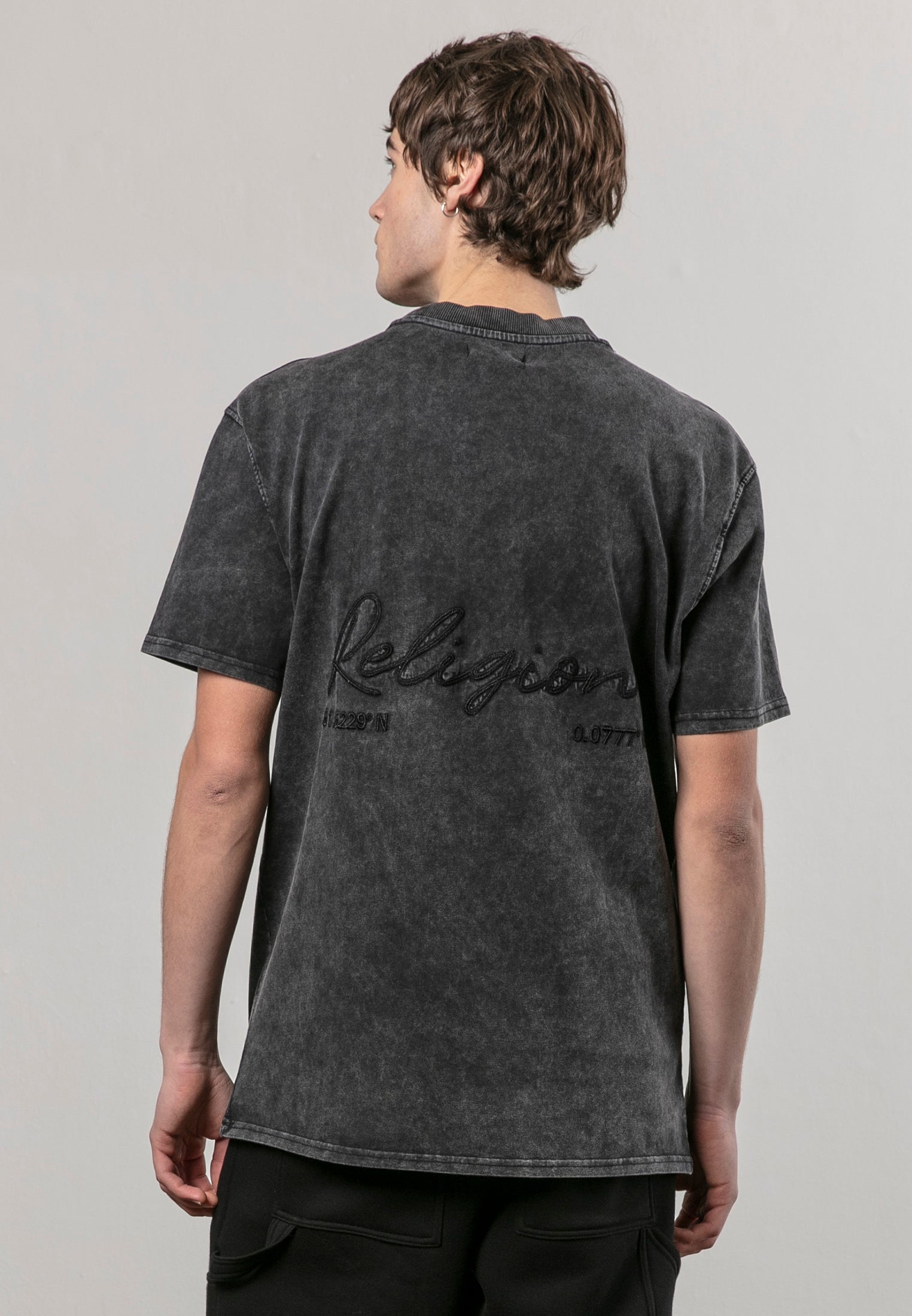 EMBROIDERED WASH T-SHIRT BLACK ACID WASH