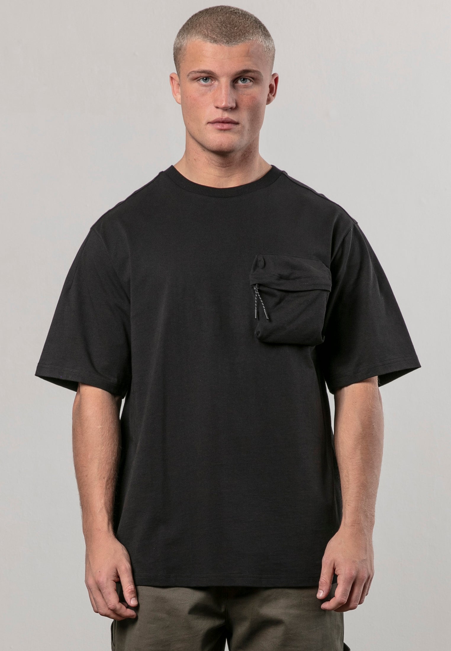 ZIP POCKET T-SHIRT BLACK