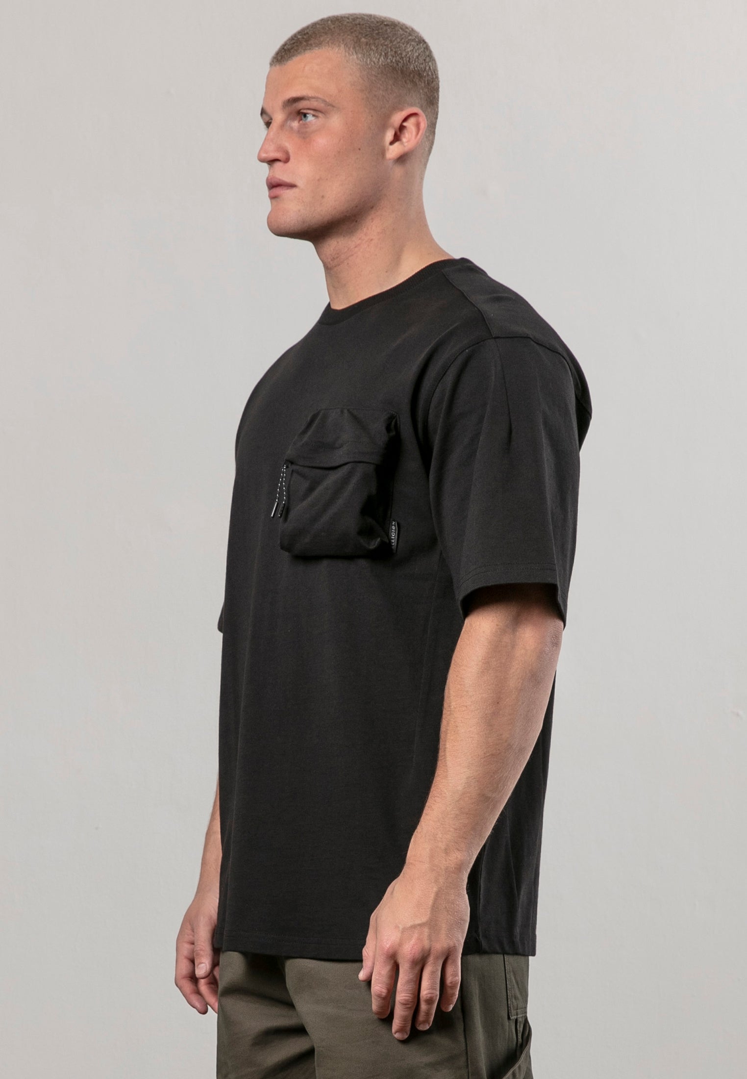 ZIP POCKET T-SHIRT BLACK