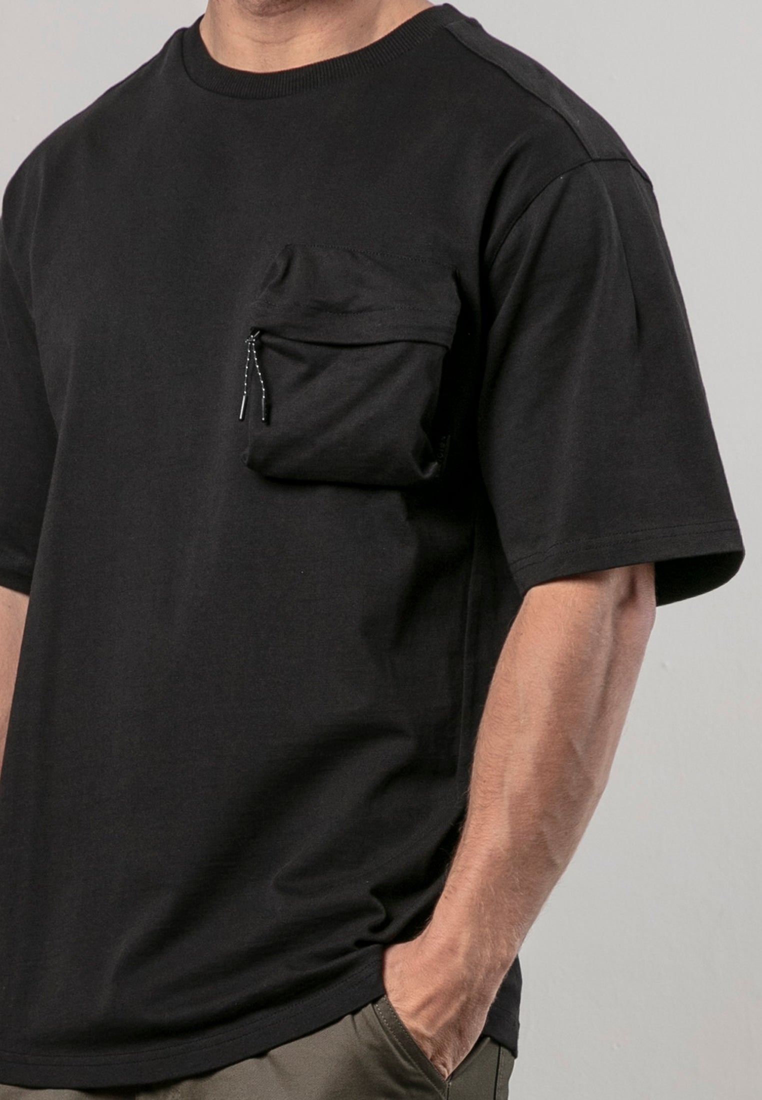 ZIP POCKET T-SHIRT BLACK