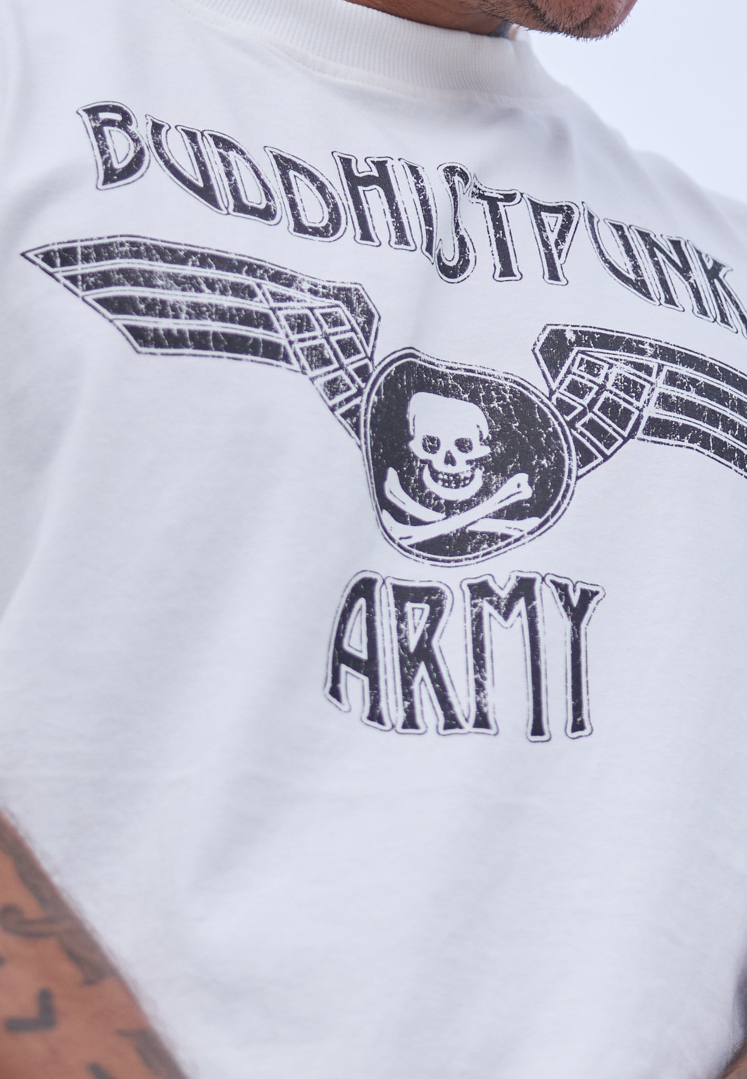 DISTRESSED EMBROIDERED SKULL T-SHIRT OFF WHITE