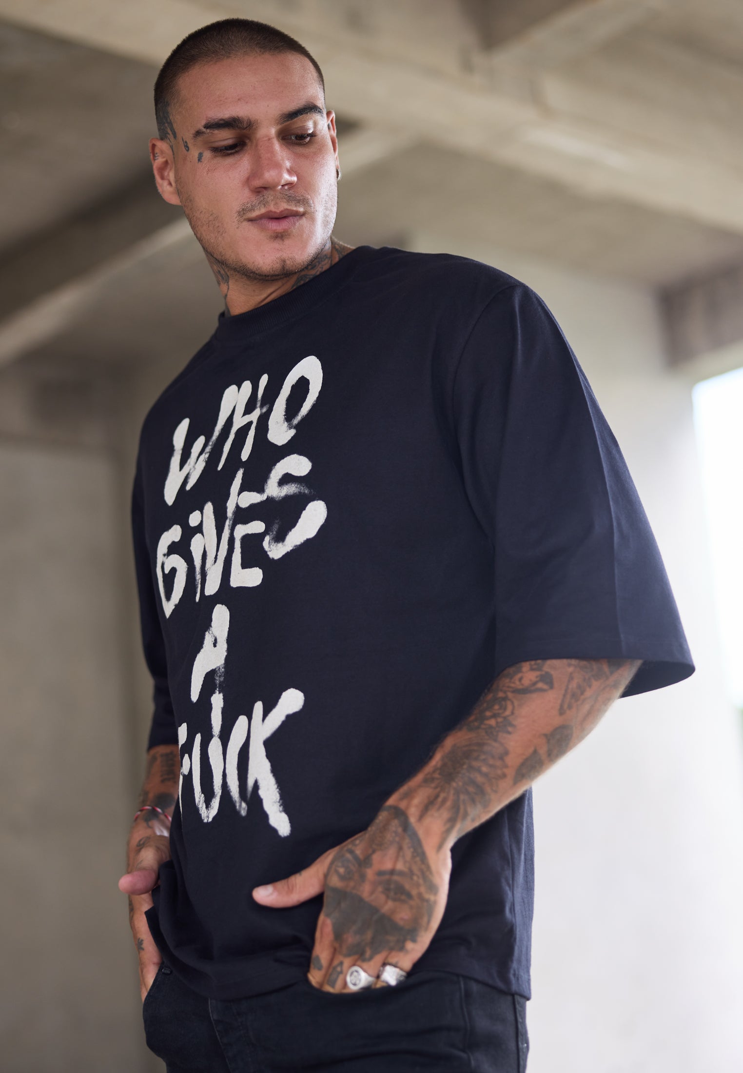 WHO GIVES A FUCK OVERSIZED T-SHIRT BLACK