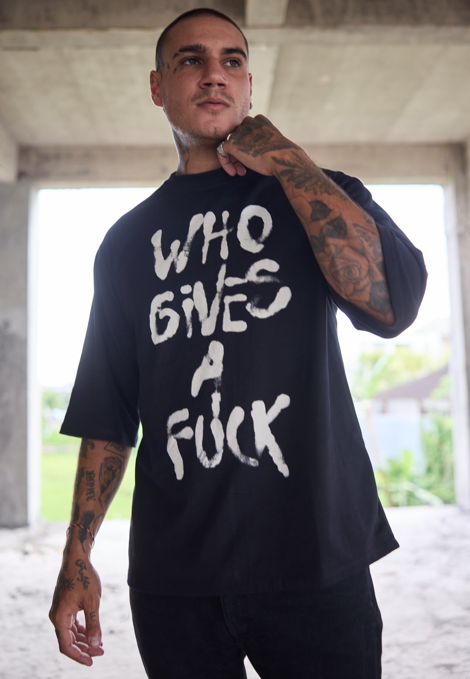 WHO GIVES A FUCK OVERSIZED T-SHIRT BLACK