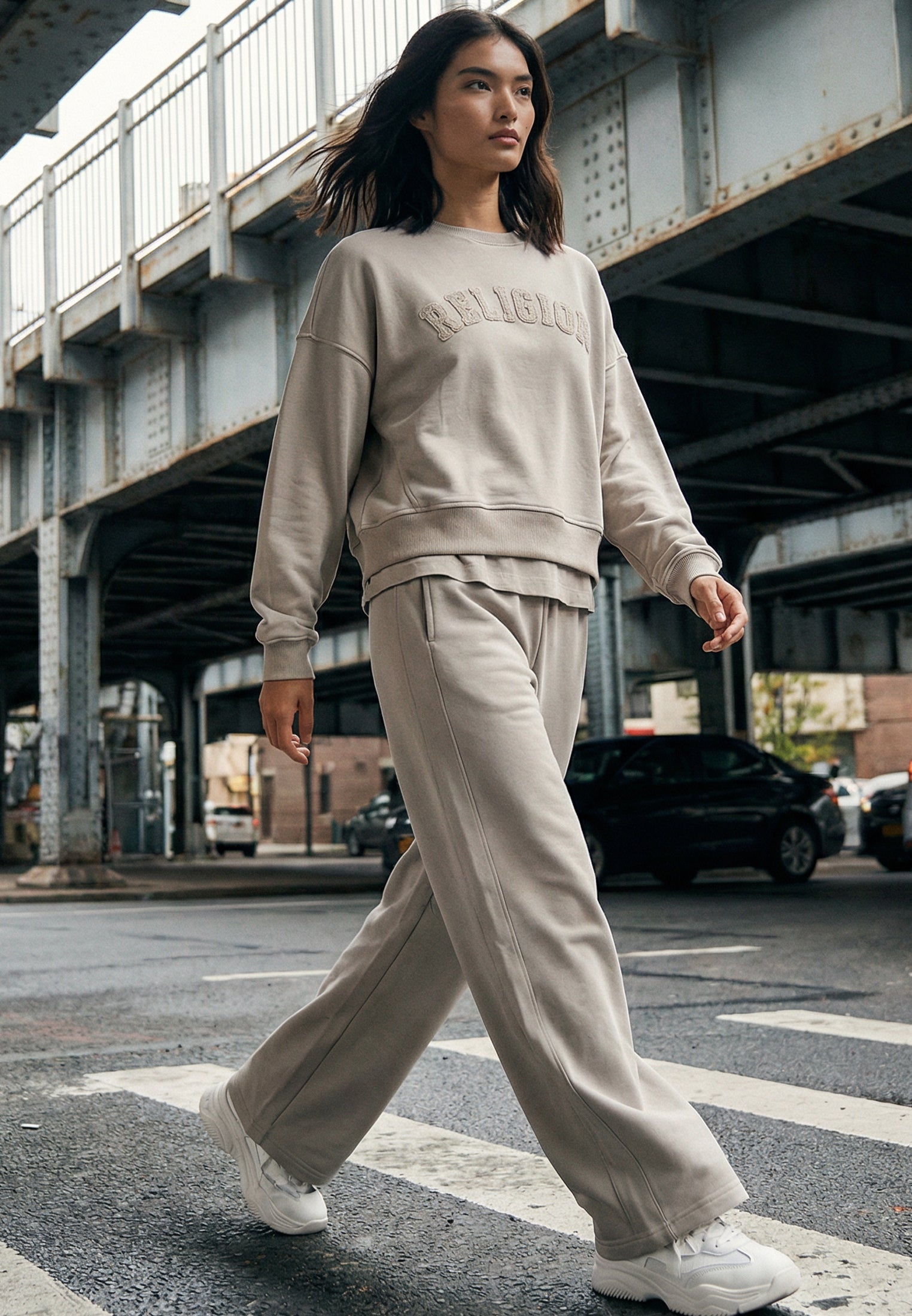 APPLIQUE RELAXED SWEATPANTS STONE