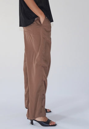 TRACE BROWN PARACHUTE TROUSERS